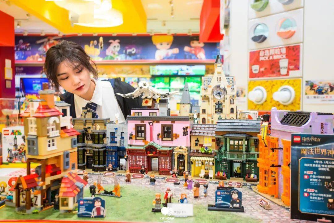 哈利波特|巫师们速来集合！乐高旗舰店要过生日啦，还把对角巷搬到了王府井！