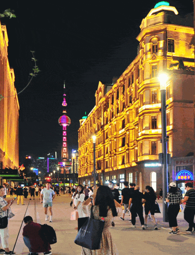 将夜幕下的延伸段街景点缀得如梦如幻