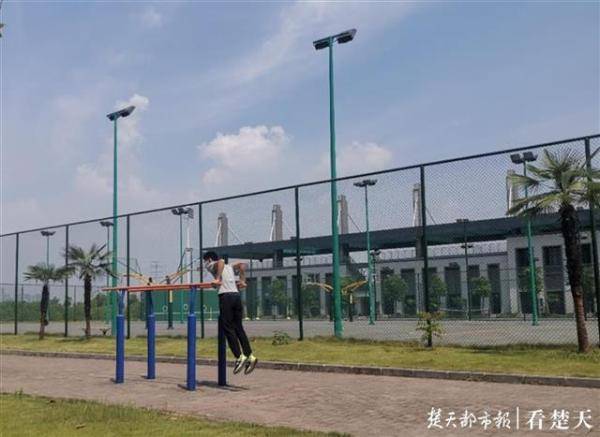 武汉|暖心横幅挂满校园，武汉学院像迎接新生一样欢迎老生返校！