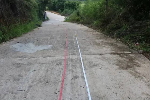 民警遭歹徒驾车碾压拖行数十米仍在抢救，嫌疑
