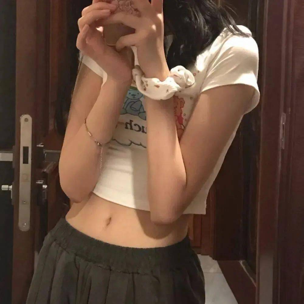 最近很火的一个女生头像 d7834fc209f34fb3ac0a109db281ffdc.jpeg