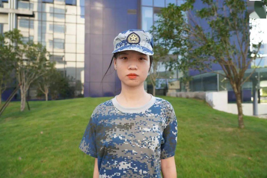 汗水滴滴聚成坚毅的信念,杜瑜华二营二连军训是成为一个男子汉的过程.