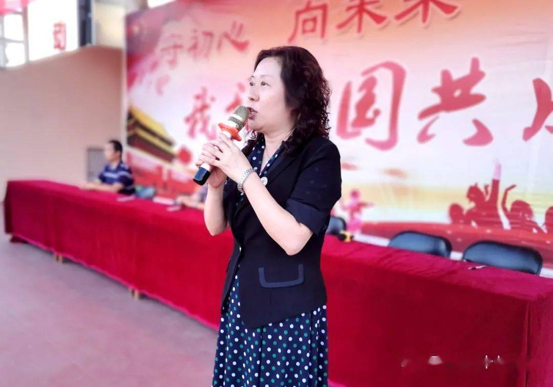校长李梅对军训进行总结,对同学们在军训中的表现给予高度肯定,对同学