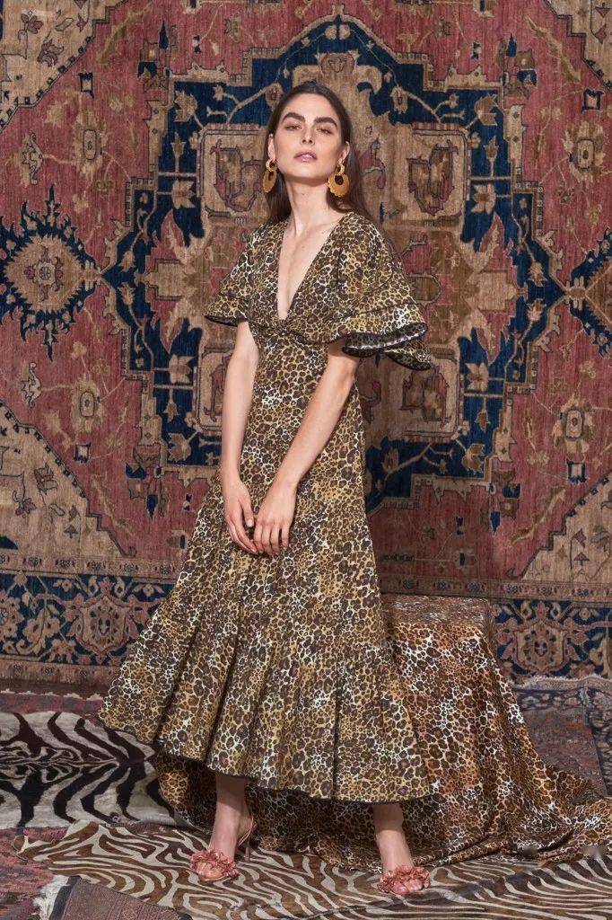 紧身裙|她说：＂女性最美的不是穿着性感紧身裙，而是向世人炫耀香肩和美颈的诱人时刻！＂