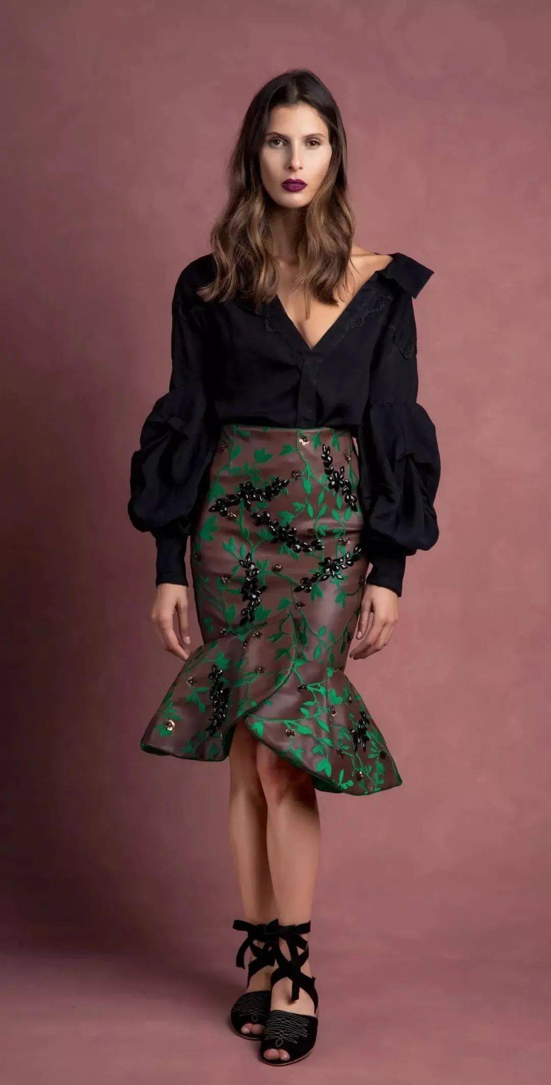 紧身裙|她说：＂女性最美的不是穿着性感紧身裙，而是向世人炫耀香肩和美颈的诱人时刻！＂