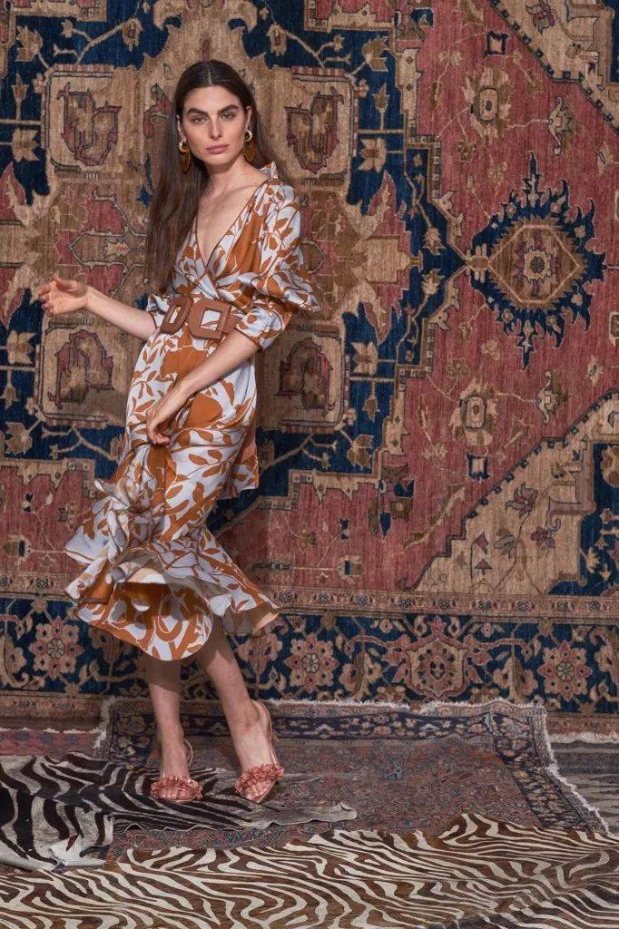 紧身裙|她说：＂女性最美的不是穿着性感紧身裙，而是向世人炫耀香肩和美颈的诱人时刻！＂