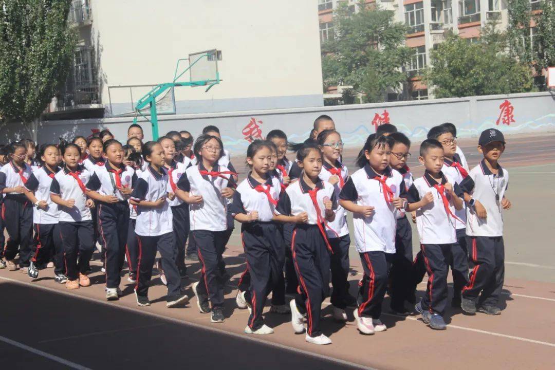 让我们一起来!乌海小学生活丰富多彩