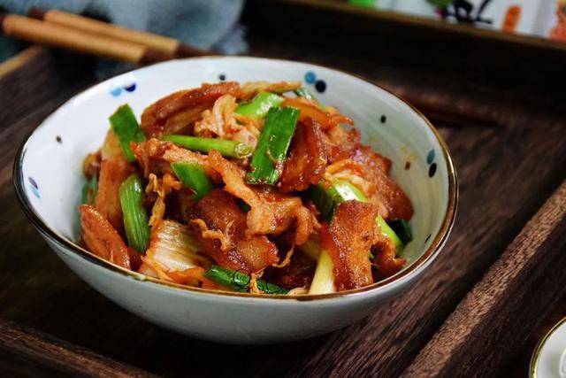 辣白菜|辣白菜炒五花肉：没胃口的小伙伴就整它