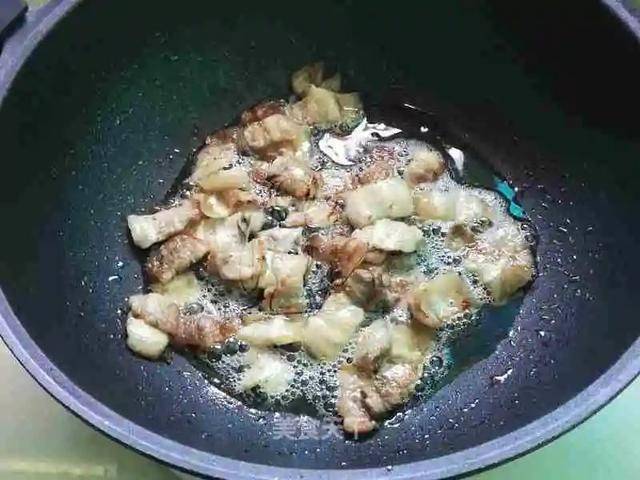 蒜苔|又香又下饭萝卜干蒜苔炒五花肉：咸香入味
