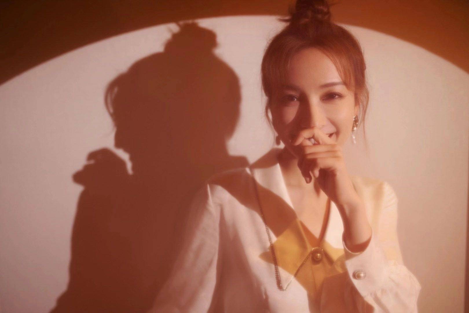 吴昕|吴昕身着白色上衣 展现朦胧美!