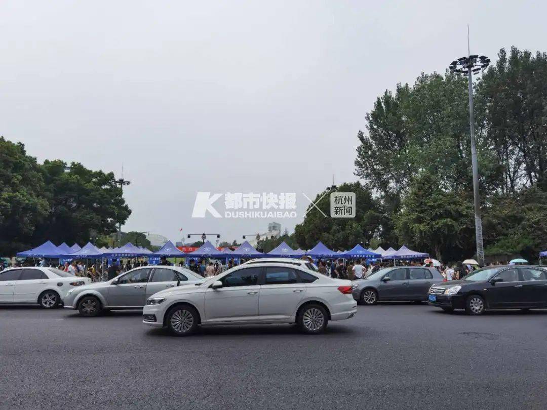 杭州|家长全部止步在校门口昨天浙大4000多名新生报到！这一次真的是目送