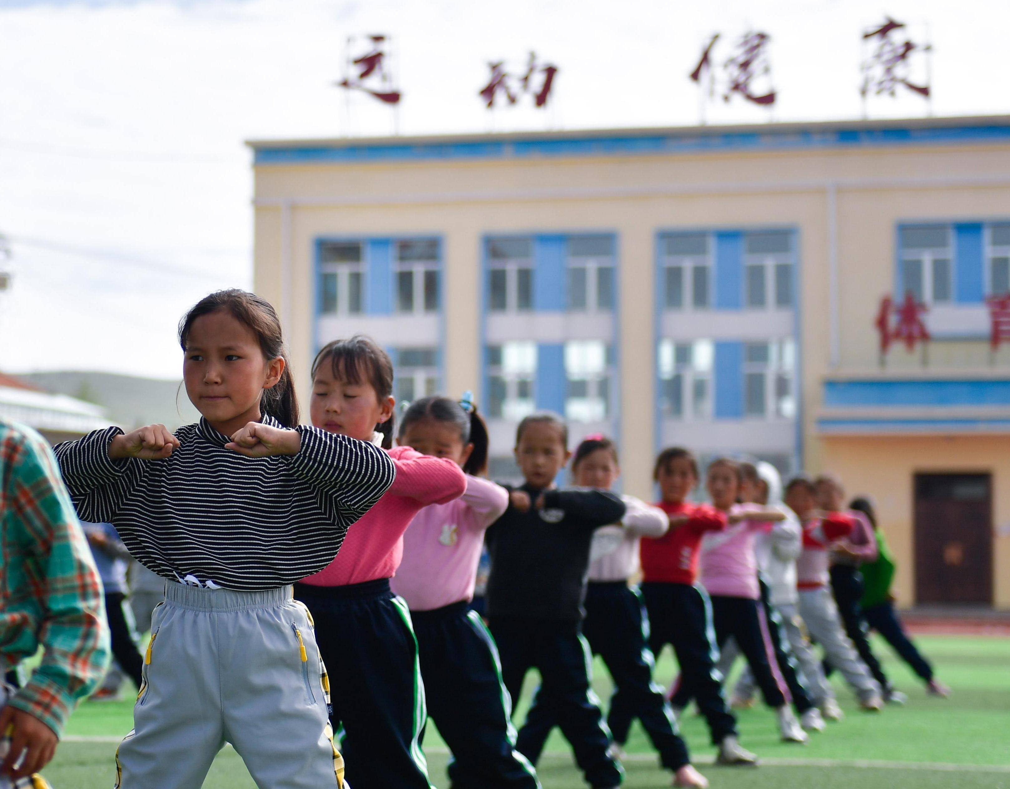 青海:一年级小学生的体育课