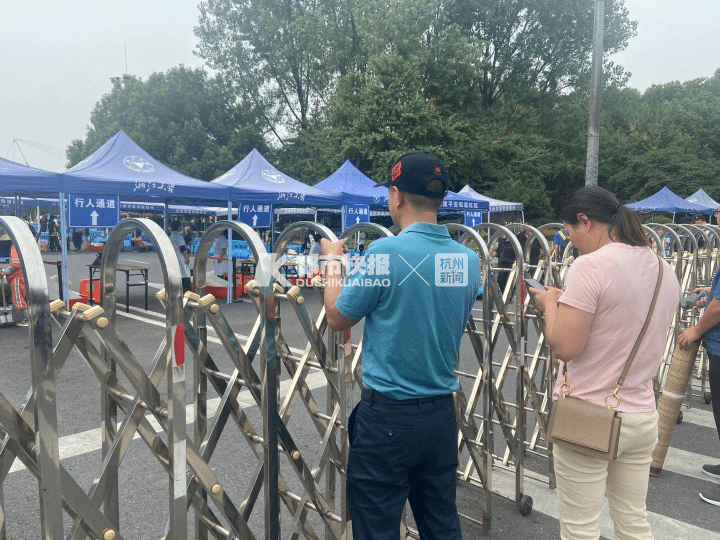 杭州|家长全部止步在校门口昨天浙大4000多名新生报到！这一次真的是目送