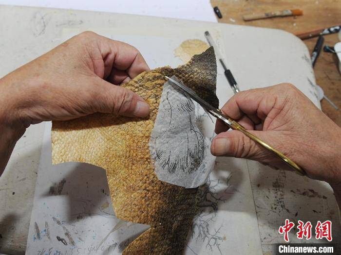 长春老人制作鱼皮画50年 作品远销海外