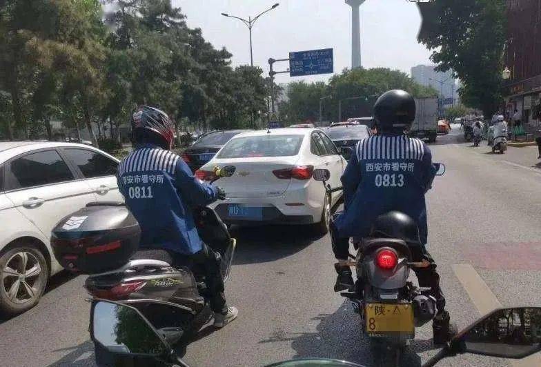 西安两男子穿囚服骑摩托上街！警方回应……