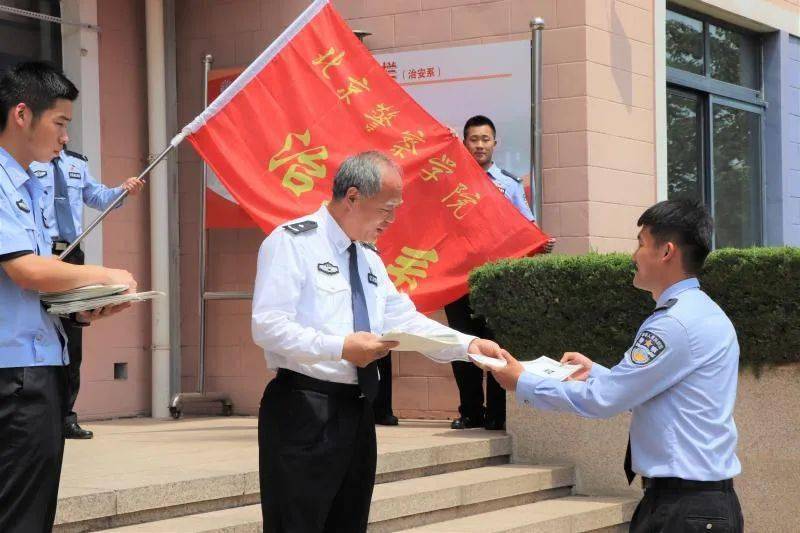 寻常的老师寄语里多是前途似锦,鹏程万里唯有你们只期望我们不忘初心