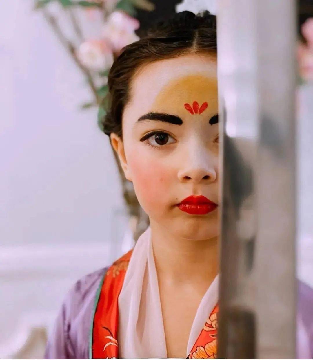 大家的仿妆是这样的:尤其是剧中木兰的"额黄妆,原片中是这样的:更多
