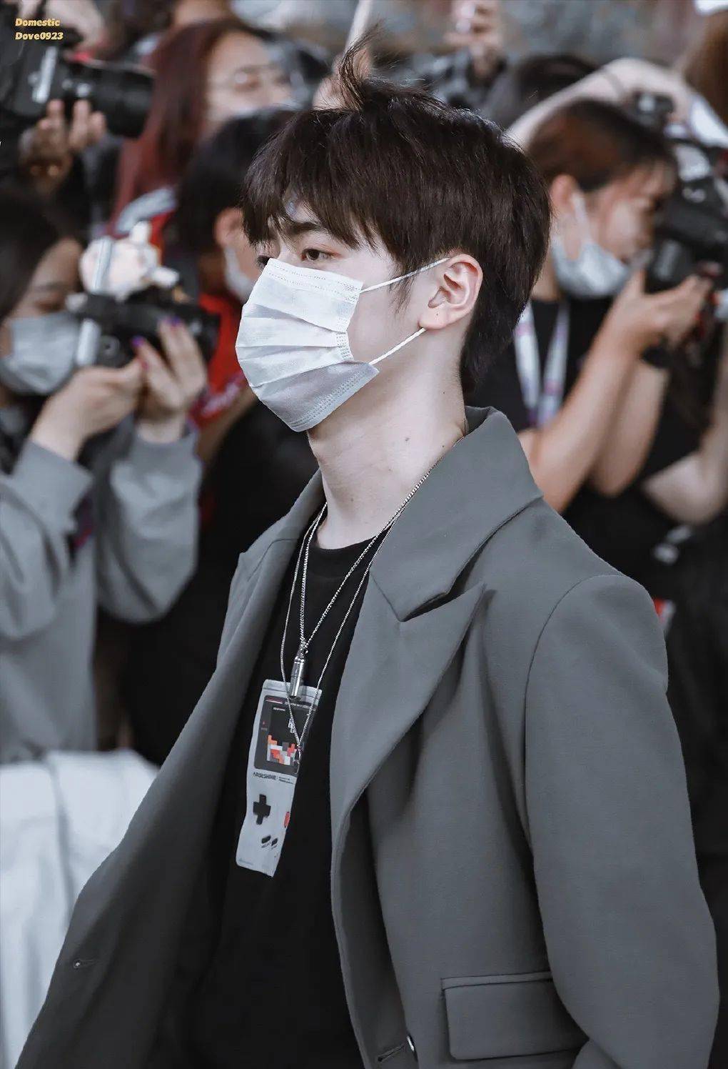 配饰|秦霄贤跨界亮相,如何秒变摇滚低音主唱