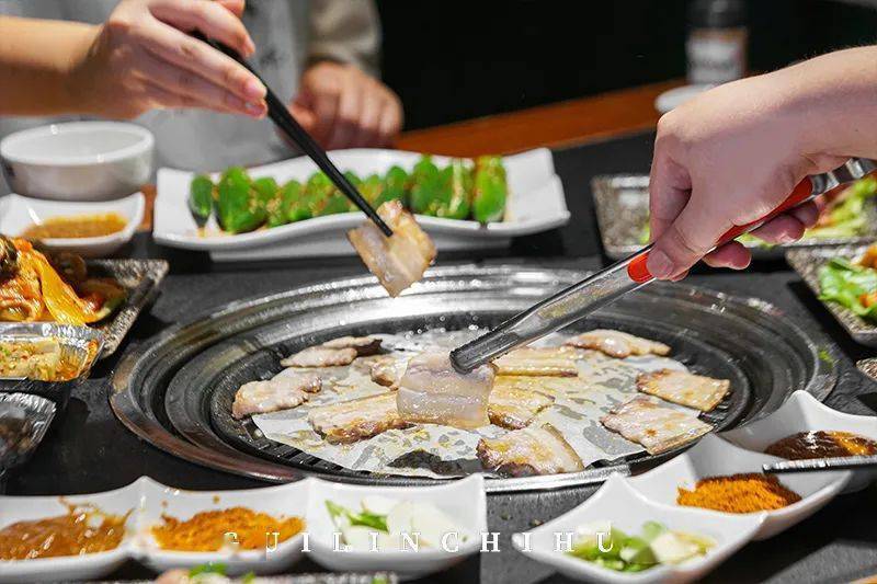 店里|在教室里吃烤肉！6.8折还送肉送饮料！