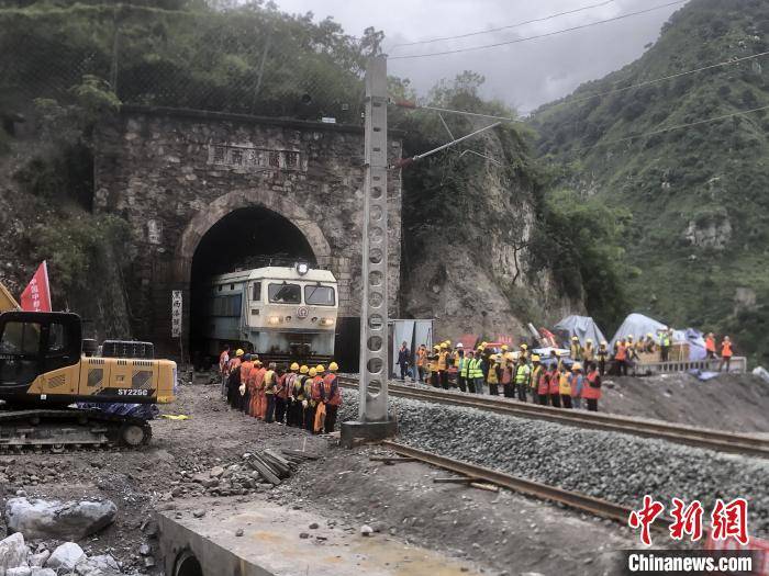 抢险|成昆铁路泥石流地质灾害区段顺利抢通