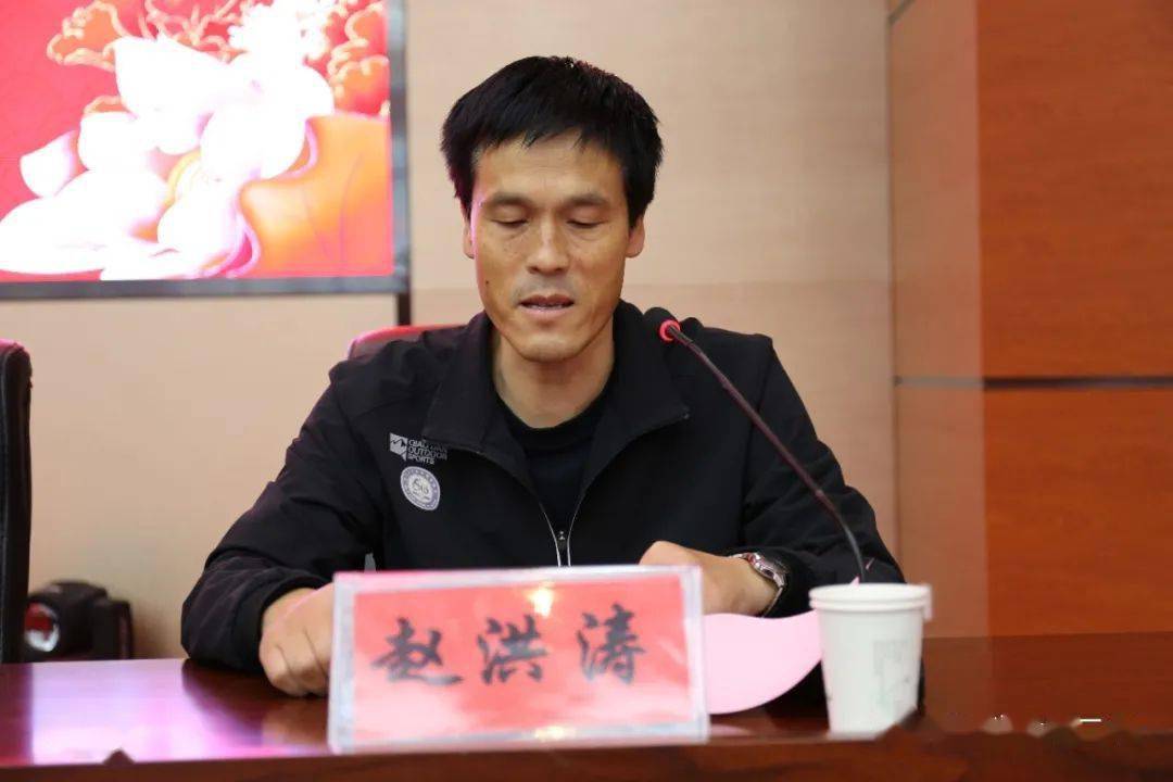 总承包部总经理张锦彬向会宁二中捐赠,赵洪涛校长接牌