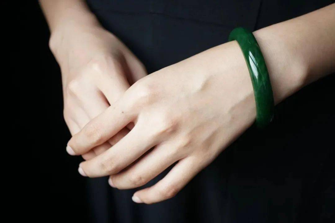 区别|女人戴珠宝和戴黄金首饰有什么区别？