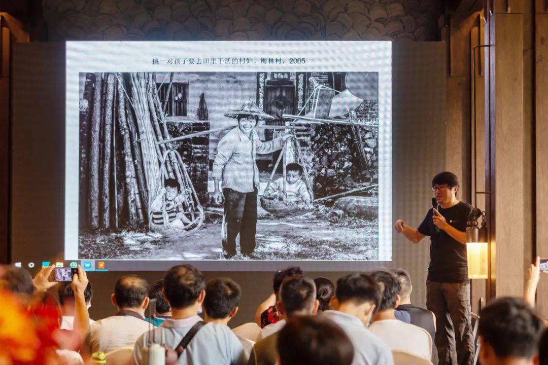 知名职业摄影师冯木波先生专注土楼摄影二十几年,了