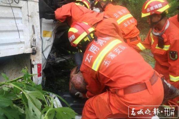 车底|昆磨高速一货车冲下60米山坡，1人被甩出车外，驾驶员被困车底
