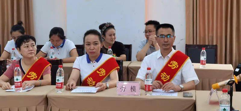 市三中教师代表参加第36个教师节庆祝活动_王廷明