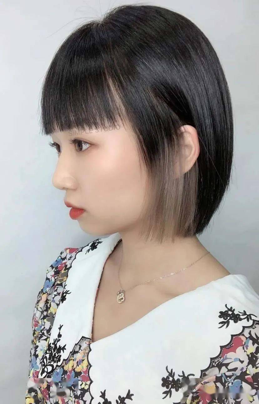 2020年超火的"挂耳染短发"