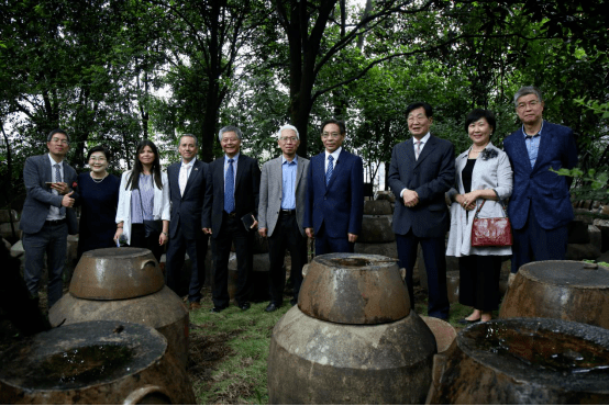 在桑拿老熟区和植物埋藏区,酒厂负责人自豪的向考察团讲解梁明锋董事