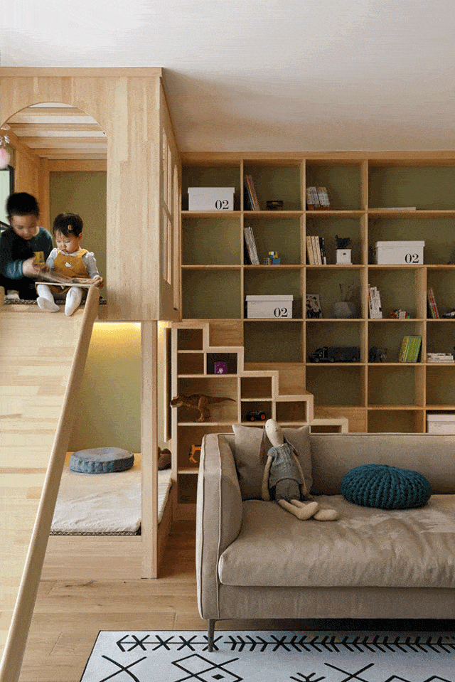 公共空间设计成家庭交互空间,原木色的地板搭配极简顶面,以休闲