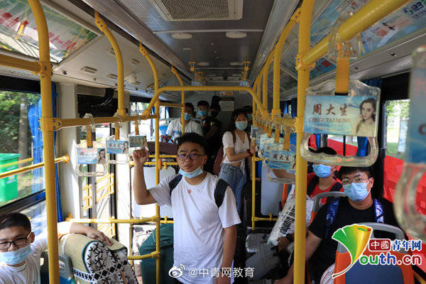 摆渡车|高校迎新开通校内摆渡车 将新生及其行李直接送到宿舍楼下