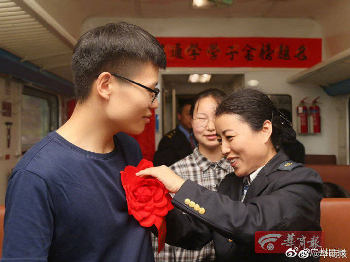 西安|秦岭慢火车上张贴高考金榜：每周近千名山区孩子坐这趟车求学