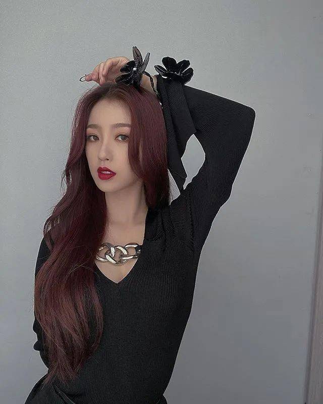 棕色|虞书欣和李圣经双双换上神仙发色，秋冬最显肤白发色你get了吗？