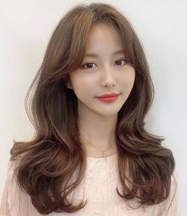 棕色|虞书欣和李圣经双双换上神仙发色，秋冬最显肤白发色你get了吗？