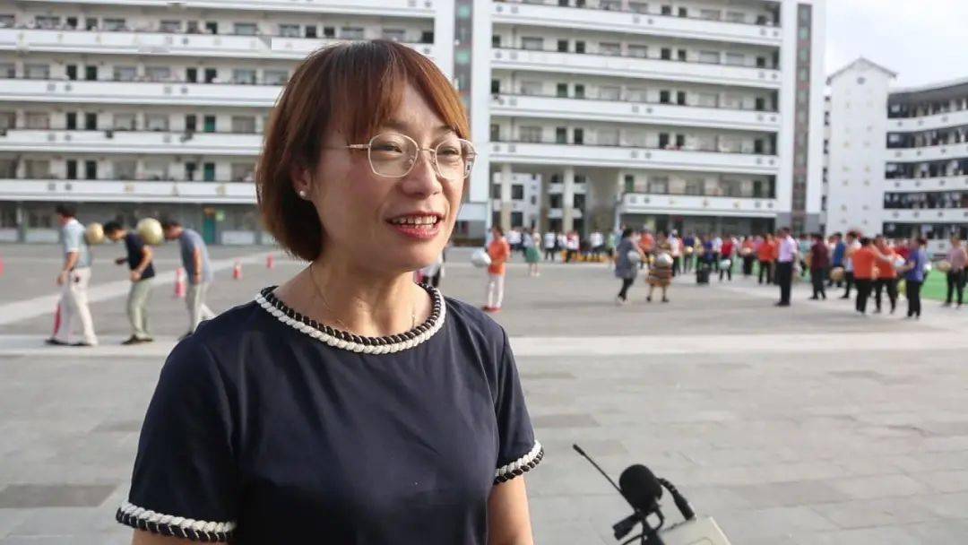 依法执教,立德树人……铿锵有力的誓言表达了环江一中全体教职员工竭