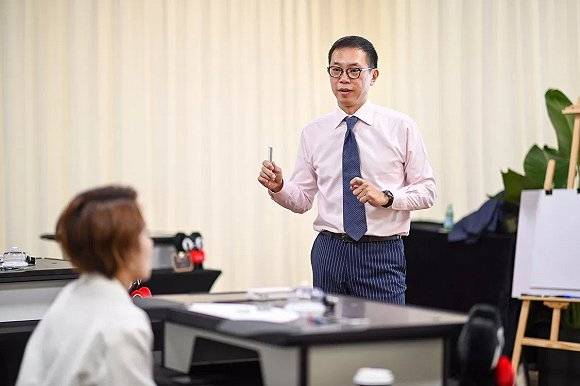 中国|奢侈品牌寻路中国，天猫如何成为“第二官网”？