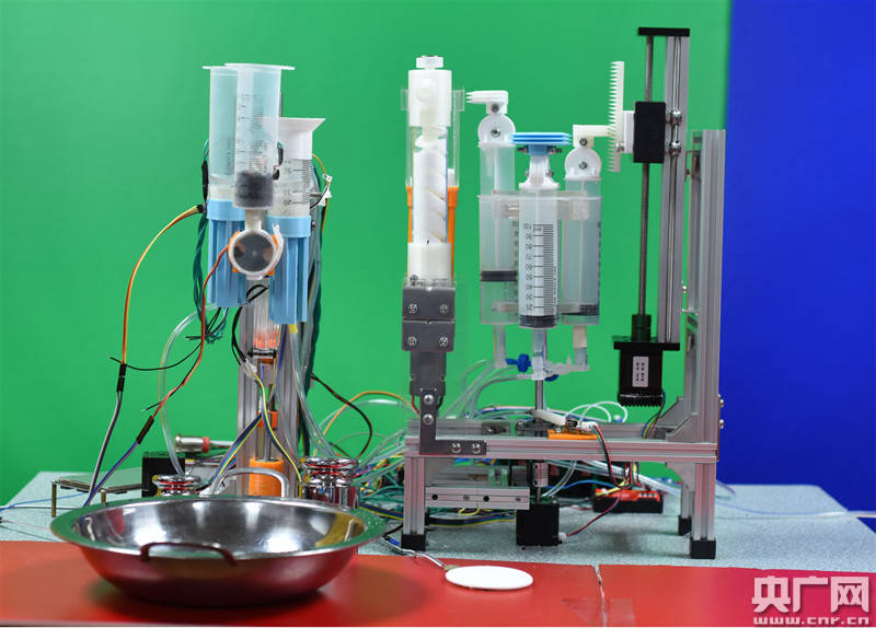 智能|工博会高校展区脑洞大开 看华理学子如何用智能改变生活