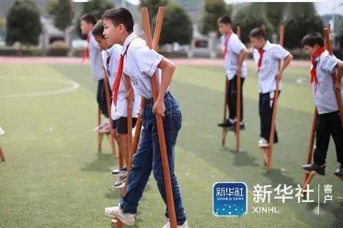 图为敖溪小学学生在体育课上练习滚铁环(9月10日摄).新华社记者刘续摄