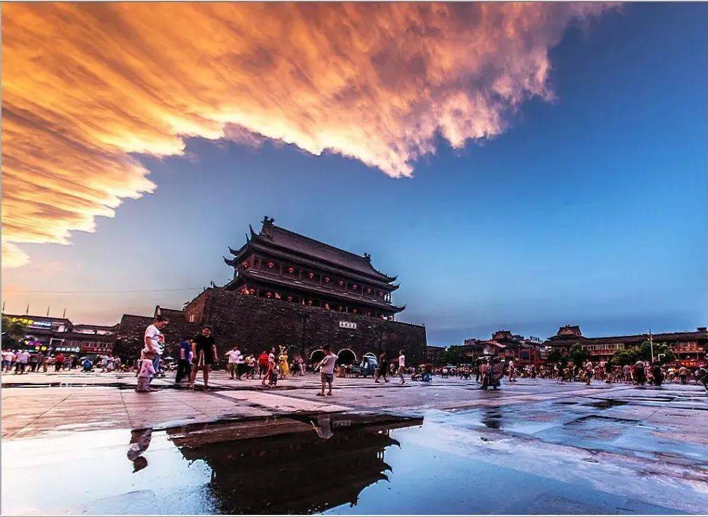 清乾隆二十年(1755年)兴建凤阳城时,将此座鼓楼围在了城市之中,成为了