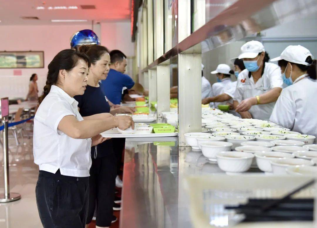 市级机关食堂吹起"节俭风"