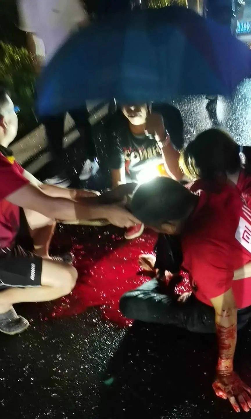 乐清大爷出车祸命悬一线雨夜这群人的举动火了