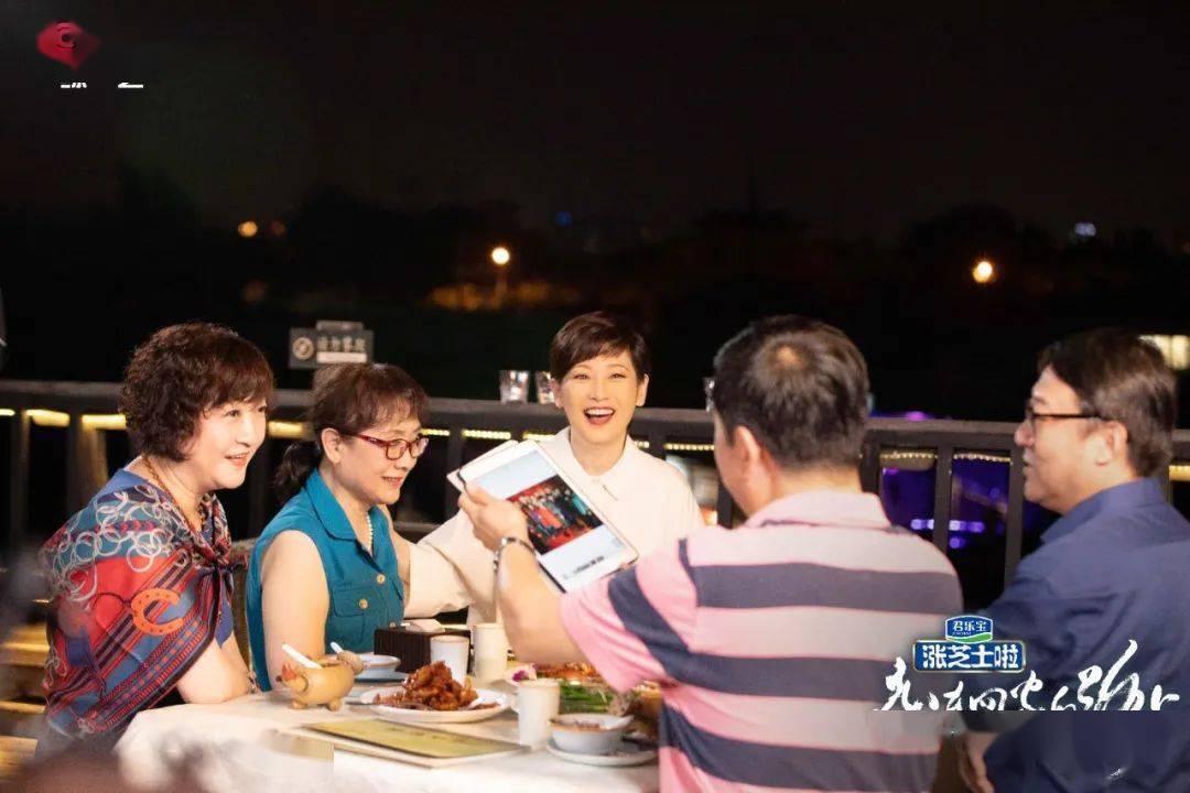 老友|《走在回家的路上》徐帆剧照来袭!速来请查收