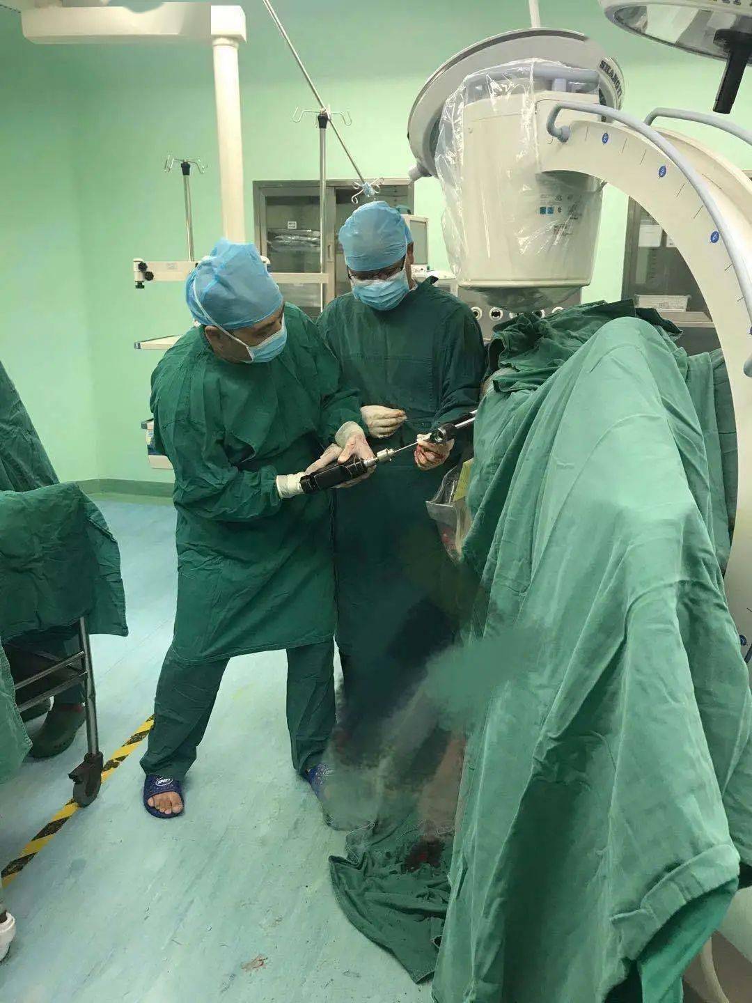 【医疗动态】我院骨一科为患者成功实施右股骨粗隆间骨折闭合复位apfn