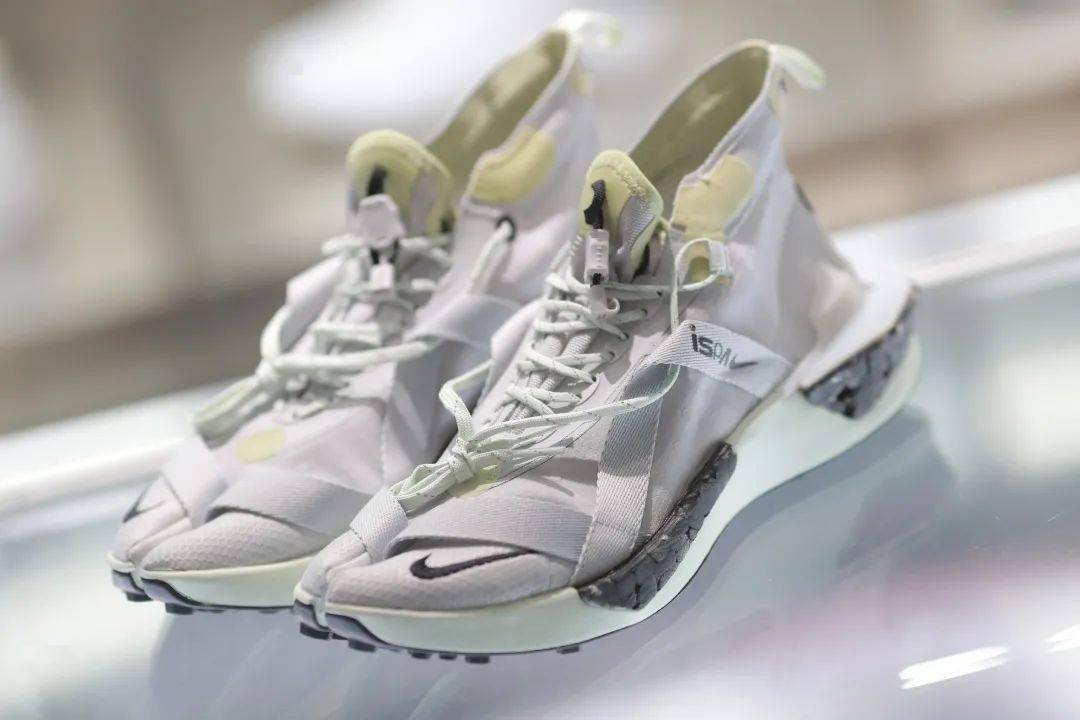 nike ispa drifter on feet