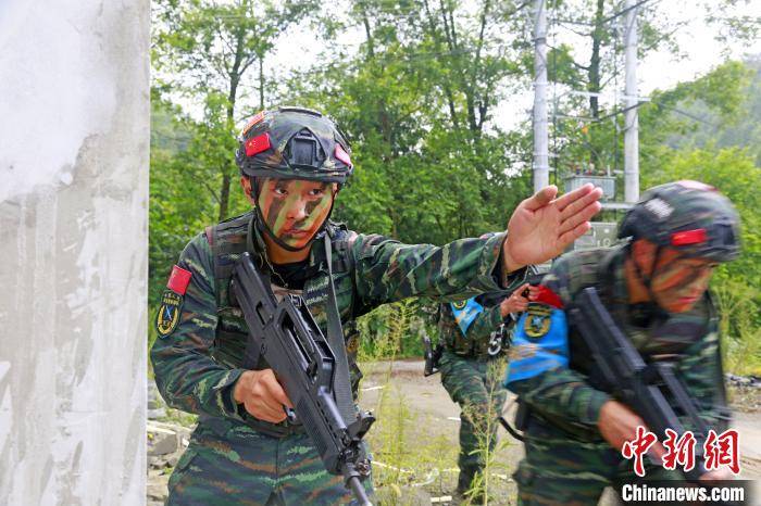 三峡武警举行山林地反恐极限训练