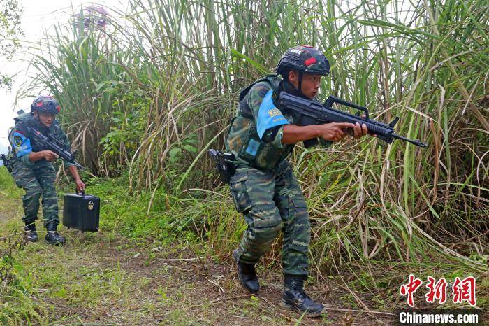 三峡武警举行山林地反恐极限训练
