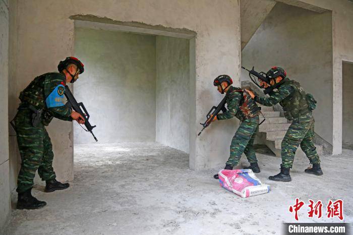 三峡武警举行山林地反恐极限训练