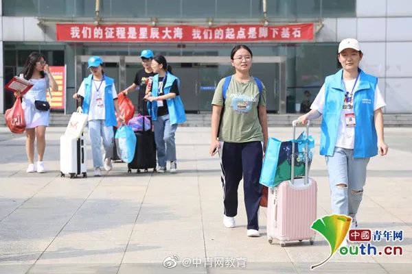 新生|带路、搬行李！高校组织3500名志愿者对新生“一对一”服务